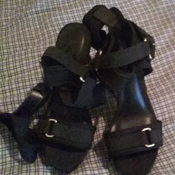 Pair of size 7 heels - Picture 2 of 4